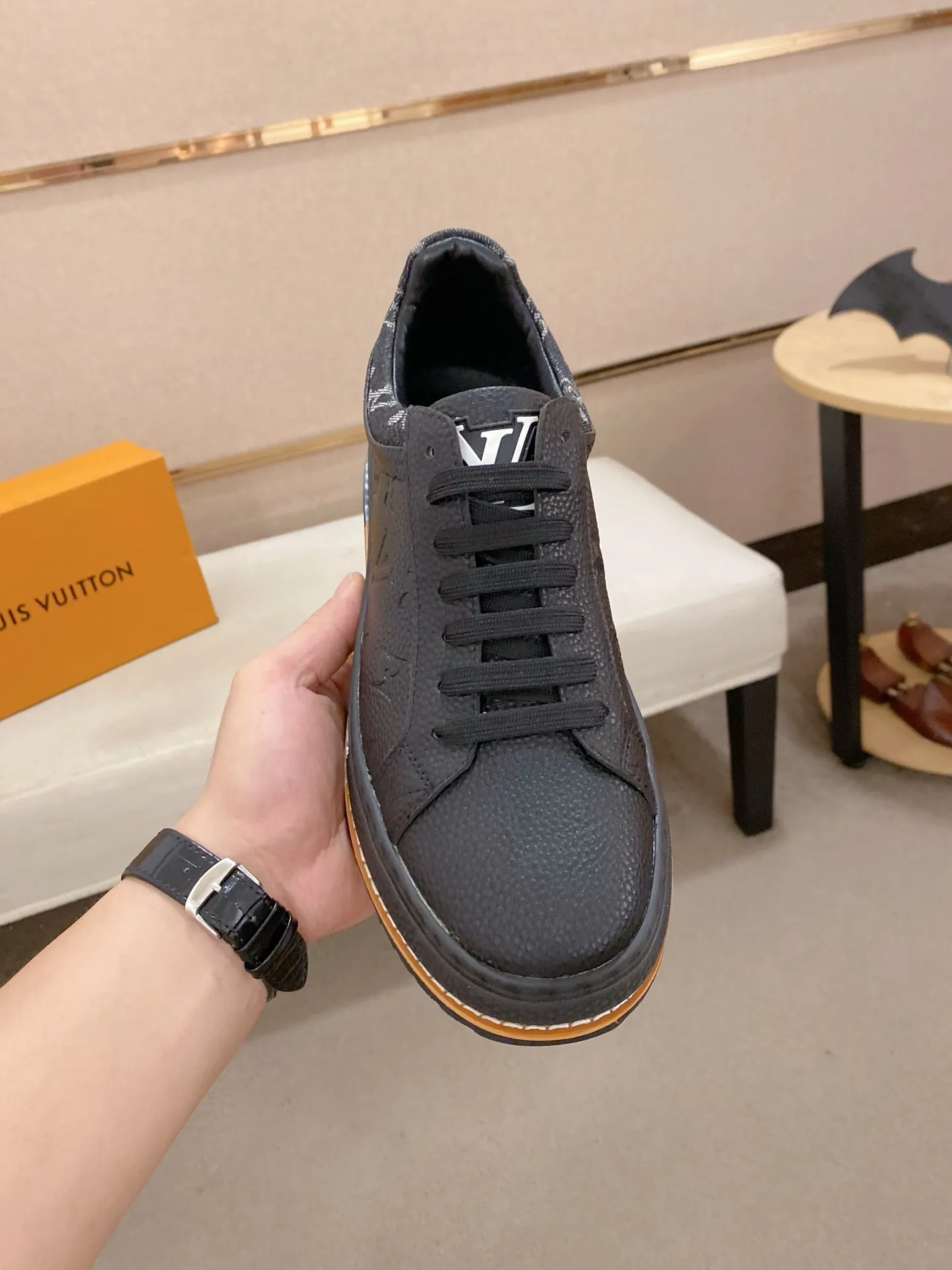 Men's shoes💰 420💰louis vuitton (Louis Vuitton/lv)🔍🔍The new counters are on sale at the same time. The uppers are imported from Italy. ⃣️Re-engraved🇮🇹💪💪, ⚠Sole: The original sole is specially provided by the original factory, the exclusive movable molded sole is super comfortable, ⚠Original and single goods 🔍high quality, you can enter and leave the counter at will, welcome to compare⚠. Code number: 38-44 (45/customized, non-refundable)